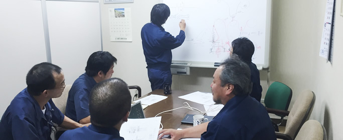 少数精鋭方針による、専門技術の共有